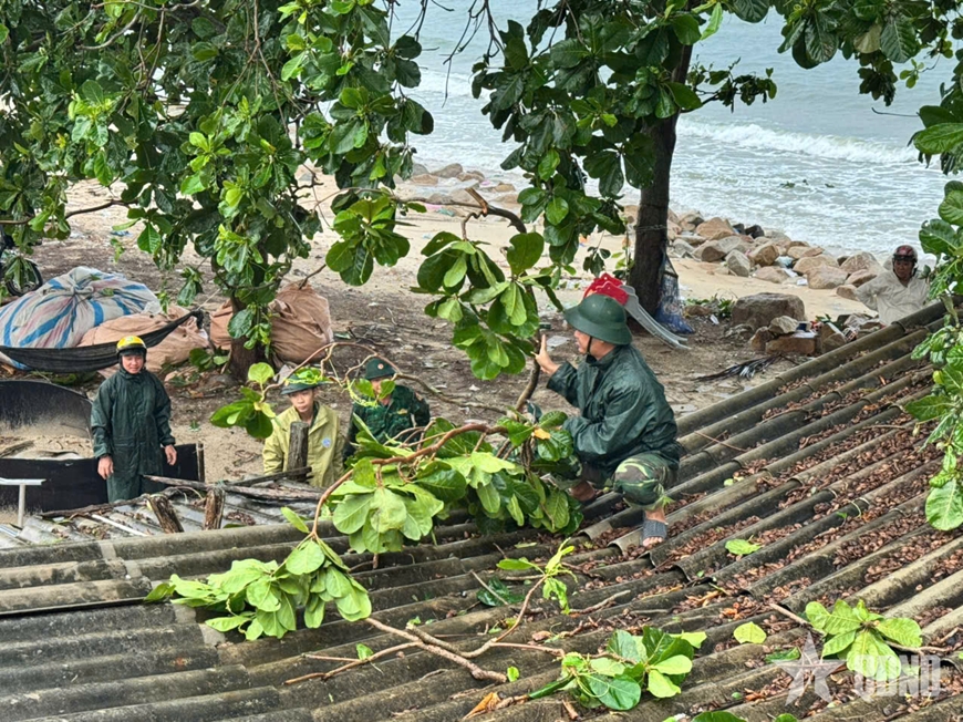 Bộ đội Biên phòng tỉnh Lâm Đồng giúp dân khắc phục hậu quả dông lốc