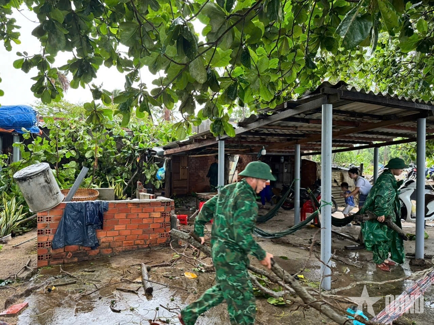 Bộ đội Biên phòng tỉnh Lâm Đồng giúp dân khắc phục hậu quả dông lốc