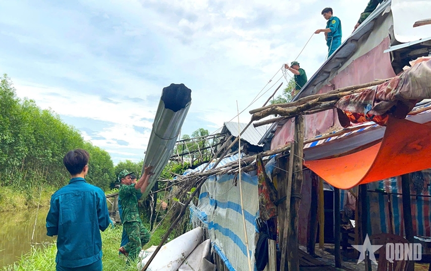 Cà Mau: Đồn Biên phòng Khánh Tiến giúp người dân khắc phục hậu quả thiên tai