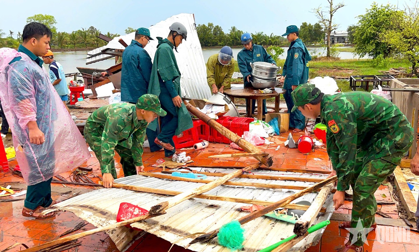 Cà Mau: Đồn Biên phòng Khánh Tiến giúp người dân khắc phục hậu quả thiên tai