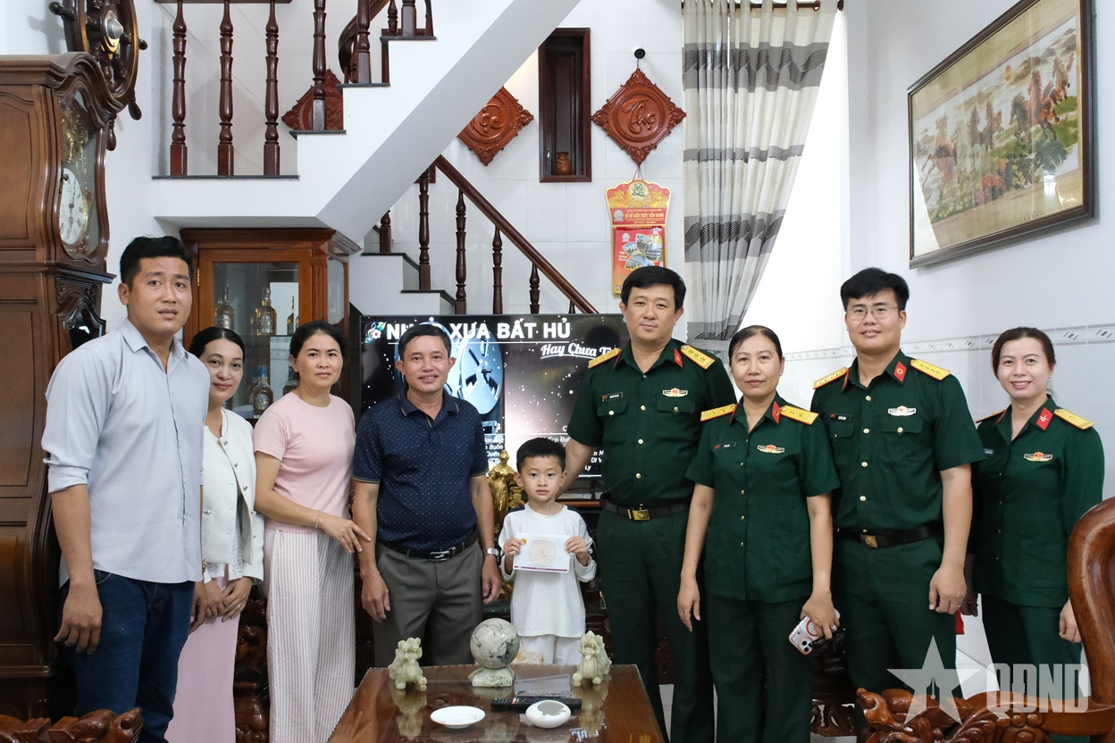 Bệnh viện Quân y 120 (Quân khu 9): Thăm, tặng quà con em cán bộ, nhân viên nhân dịp Quốc tế Thiếu nhi