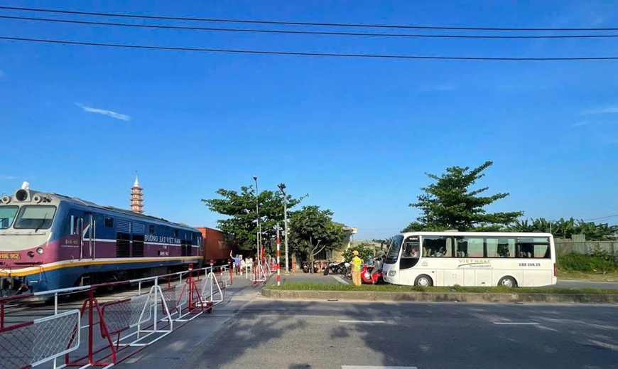 An to&agrave;n giao th&ocirc;ng: Xử l&yacute; nghi&ecirc;m h&agrave;nh vi cố t&igrave;nh băng qua đường sắt khi t&agrave;u đến