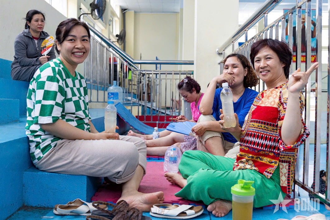 Chờ con ngày thi

