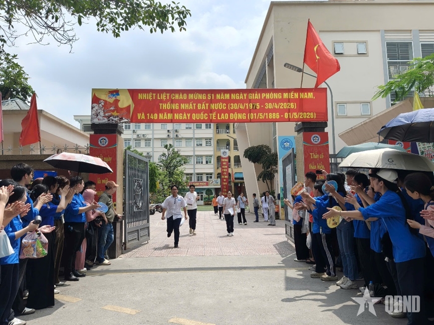 Thi v&agrave;o lớp 10 tại H&agrave; Nội: 390 th&iacute; sinh vắng mặt, 1 trường hợp mang điện thoại v&agrave;o ph&ograve;ng thi