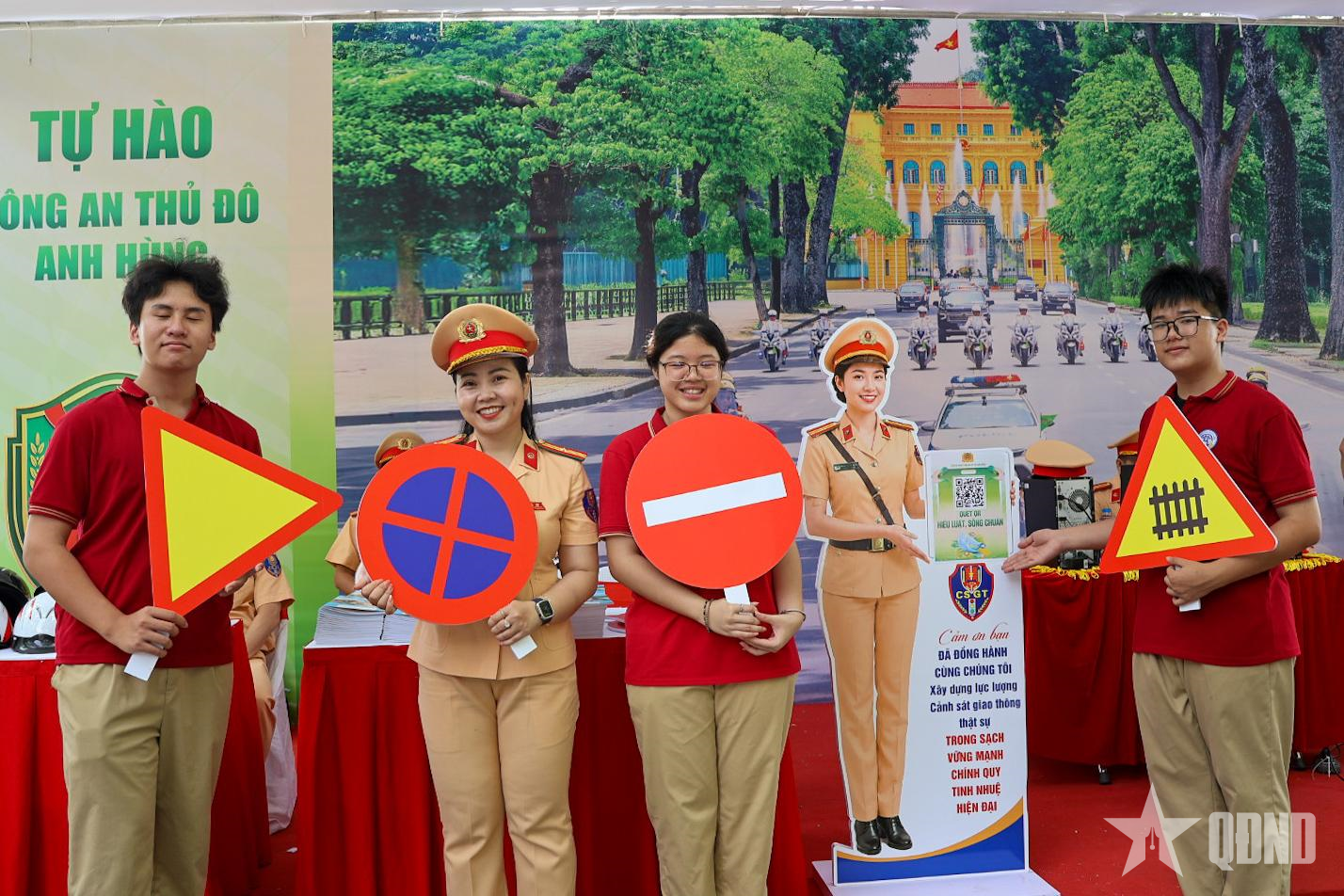 Người dân hào hứng trải nghiệm gian trưng bày của Cảnh sát giao thông tại hồ Hoàn Kiếm