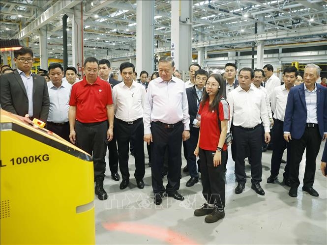 Tổng B&iacute; thư, Chủ tịch nước T&ocirc; L&acirc;m thăm c&aacute;c cơ sở c&ocirc;ng nghệ tại Singapore