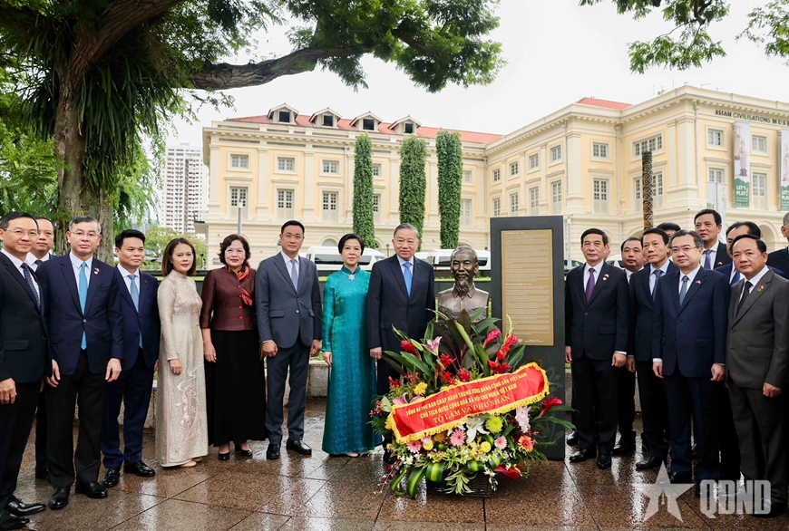 Tổng B&iacute; thư, Chủ tịch nước T&ocirc; L&acirc;m d&acirc;ng hoa tưởng niệm Chủ tịch Hồ Ch&iacute; Minh tại Singapore