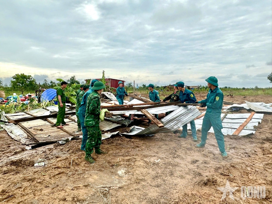 Đắk Lắk: Dông lốc sập nhà, Bộ đội Biên phòng giúp dân khắc phục