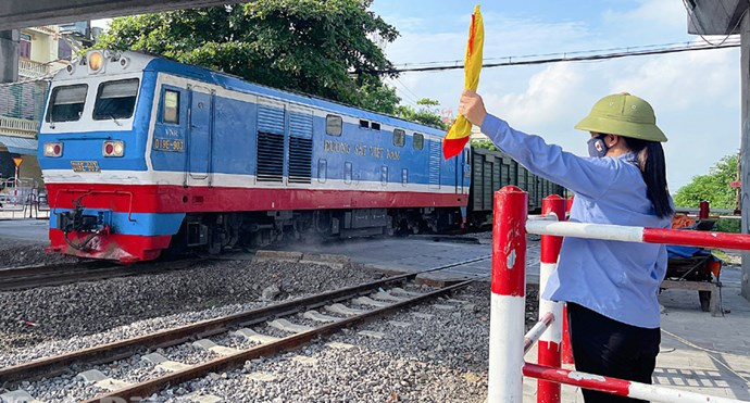Hỏi-đáp pháp luật: Hành vi vi phạm quy định về nồng độ cồn hoặc sử dụng các chất kích thích khác mà pháp luật cấm sử dụng đối với nhân viên đường sắt bị xử phạt như thế nào?