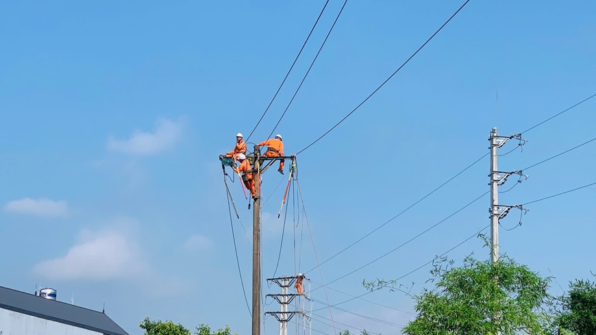 Căng m&igrave;nh giữa nắng n&oacute;ng kỷ lục: Hệ thống điện quốc gia vượt qua &ldquo;b&agrave;i kiểm tra&rdquo; lớn