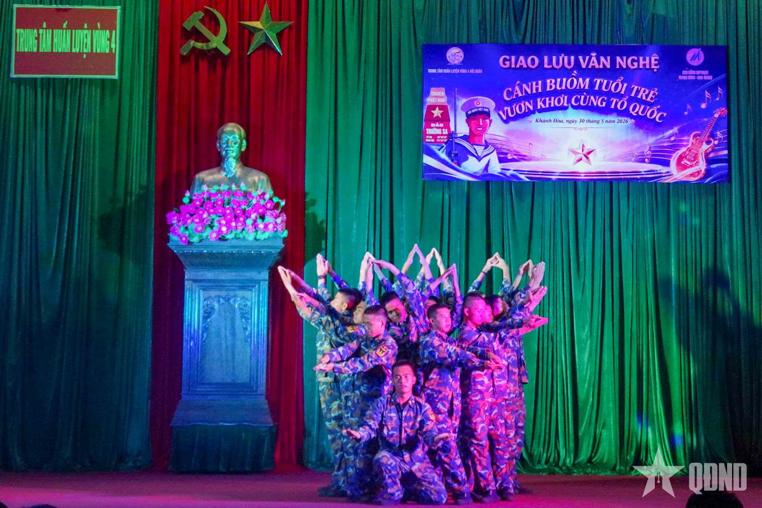 Sôi nổi giao lưu giữa bộ đội Hải quân và sinh viên Trường Cao đẳng Sư phạm Trung ương - Nha Trang