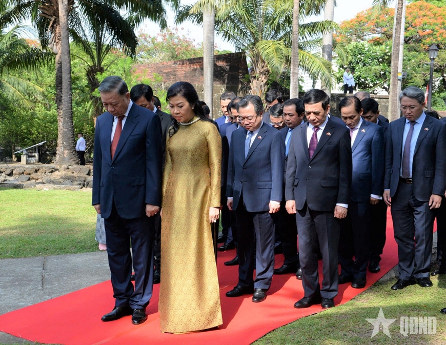 Tổng Bí thư, Chủ tịch nước Tô Lâm dâng hoa tại Tượng đài Chủ tịch Hồ Chí Minh ở Philippines