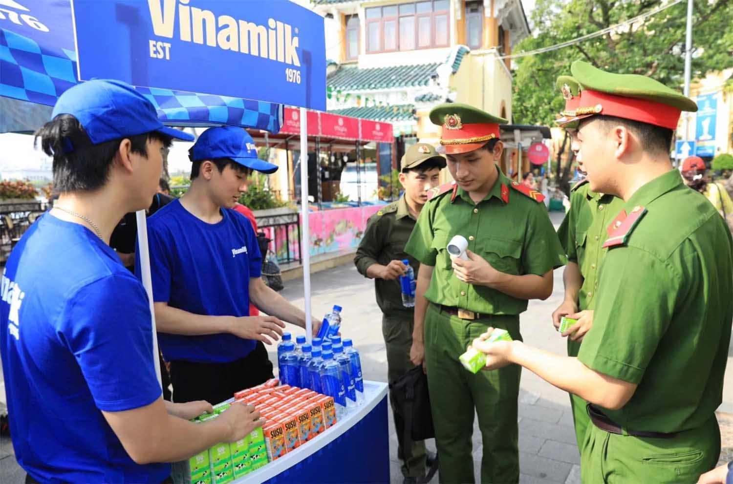 40.000 sản phẩm dinh dưỡng Vinamilk tiếp sức chương trình “Tổ quốc bình yên”