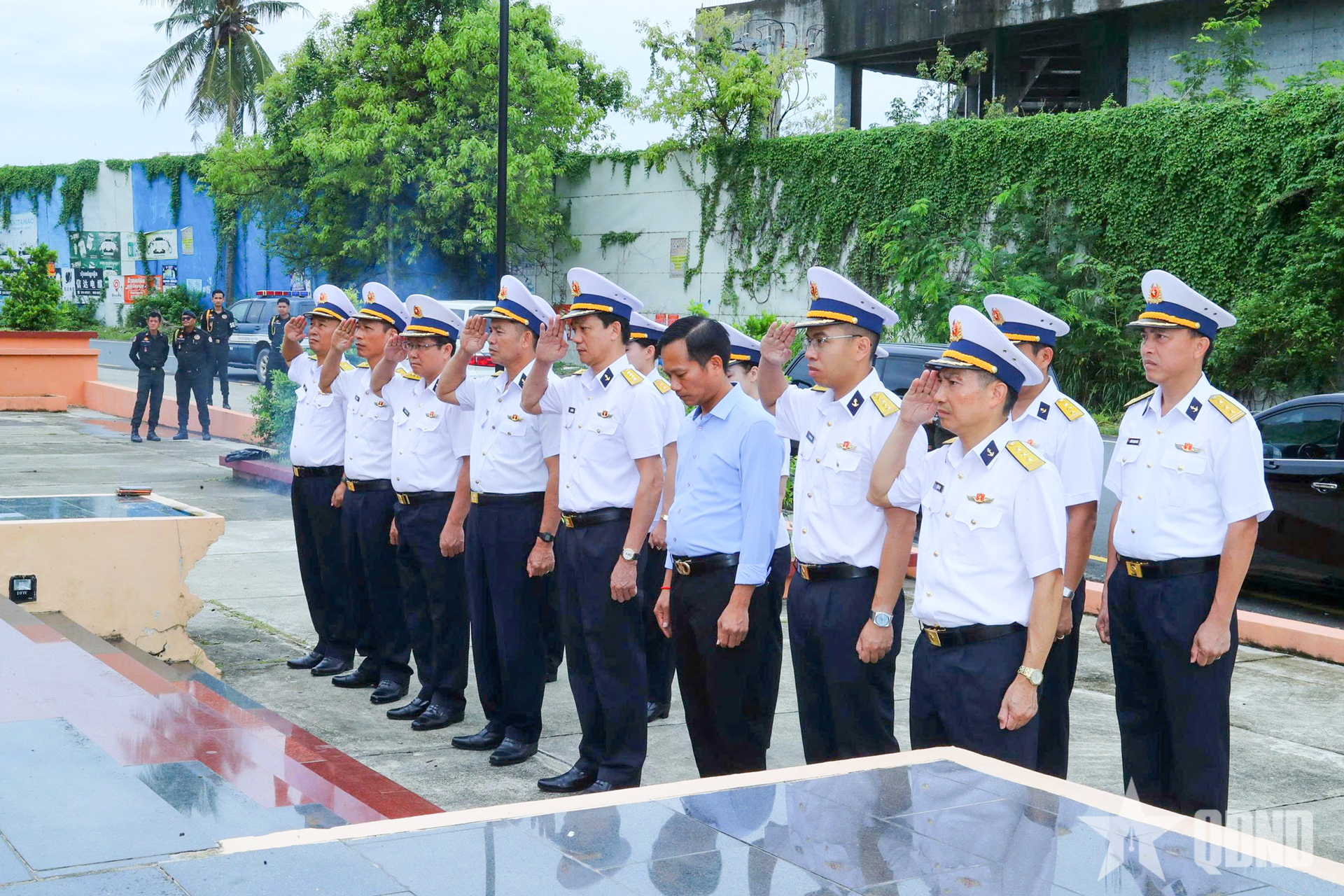 Đoàn công tác Hải quân nhân dân Việt Nam tưởng niệm các Anh hùng liệt sĩ tại Campuchia