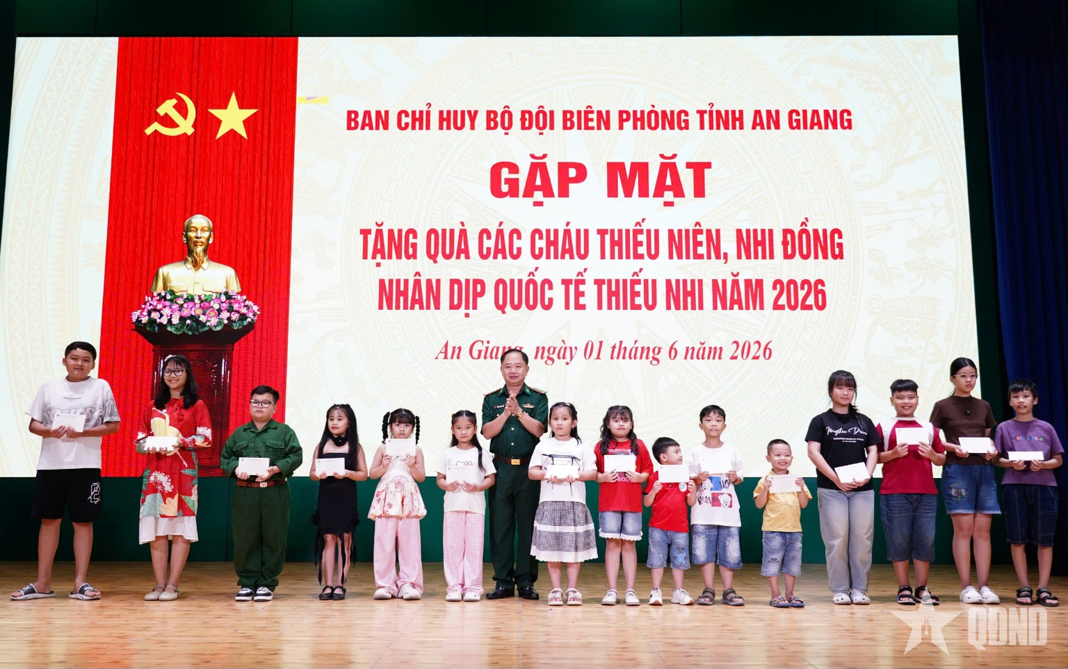 An Giang: Họp mặt, vui chơi và tặng quà cho con em cán bộ Biên phòng