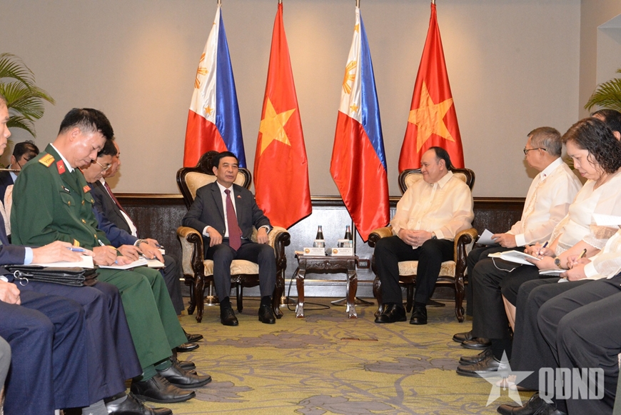 Đại tướng Phan Văn Giang gặp song phương Bộ trưởng Bộ Quốc phòng Philippines