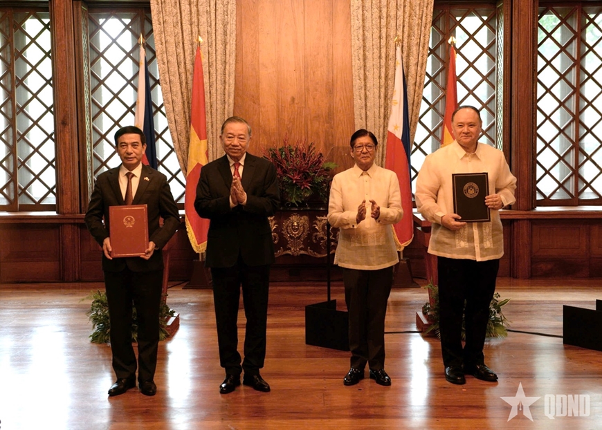 Tổng B&iacute; thư, Chủ tịch nước T&ocirc; L&acirc;m v&agrave; Tổng thống Philippines Ferdinand Romualdez Marcos Jr. chứng kiến Lễ trao c&aacute;c văn kiện hợp t&aacute;c v&agrave; gặp gỡ b&aacute;o ch&iacute;
