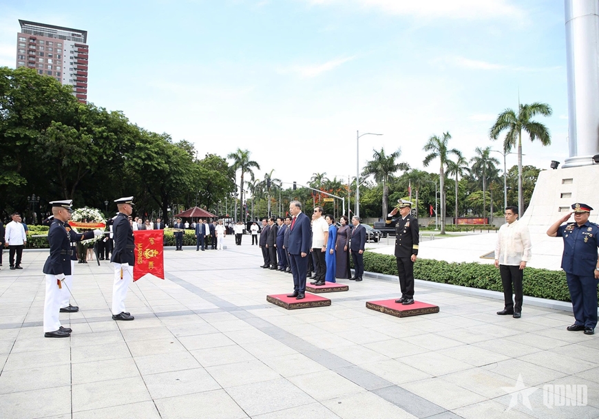 Tổng Bí thư, Chủ tịch nước Tô Lâm và Phu nhân dâng hoa tại Đài tưởng niệm anh hùng dân tộc Jose Rizal (Philippines)