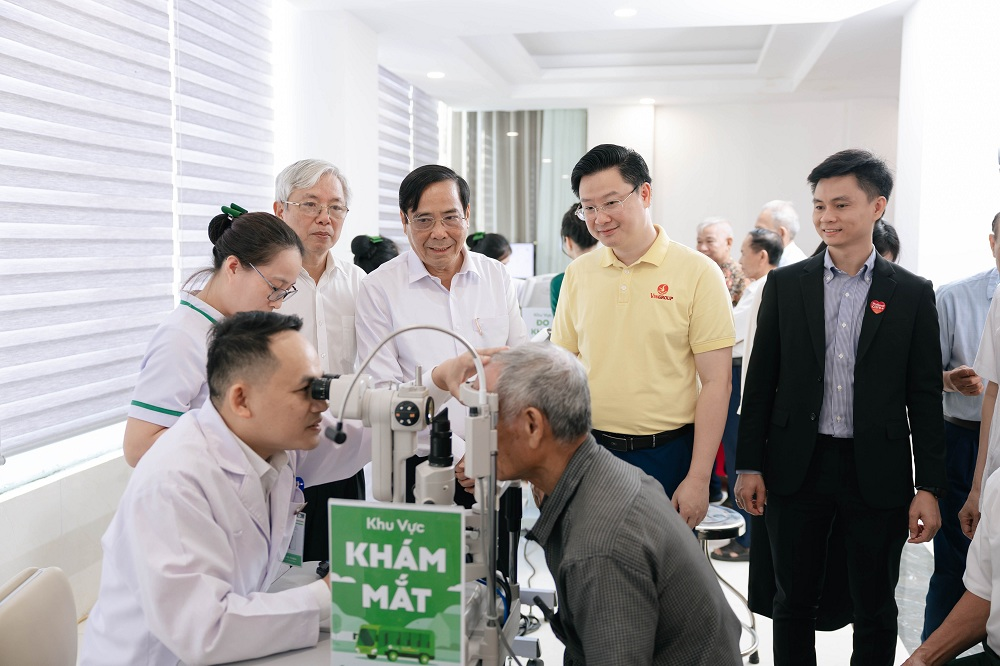 200 người cao tuổi được khám, tư vấn miễn phí các bệnh về mắt