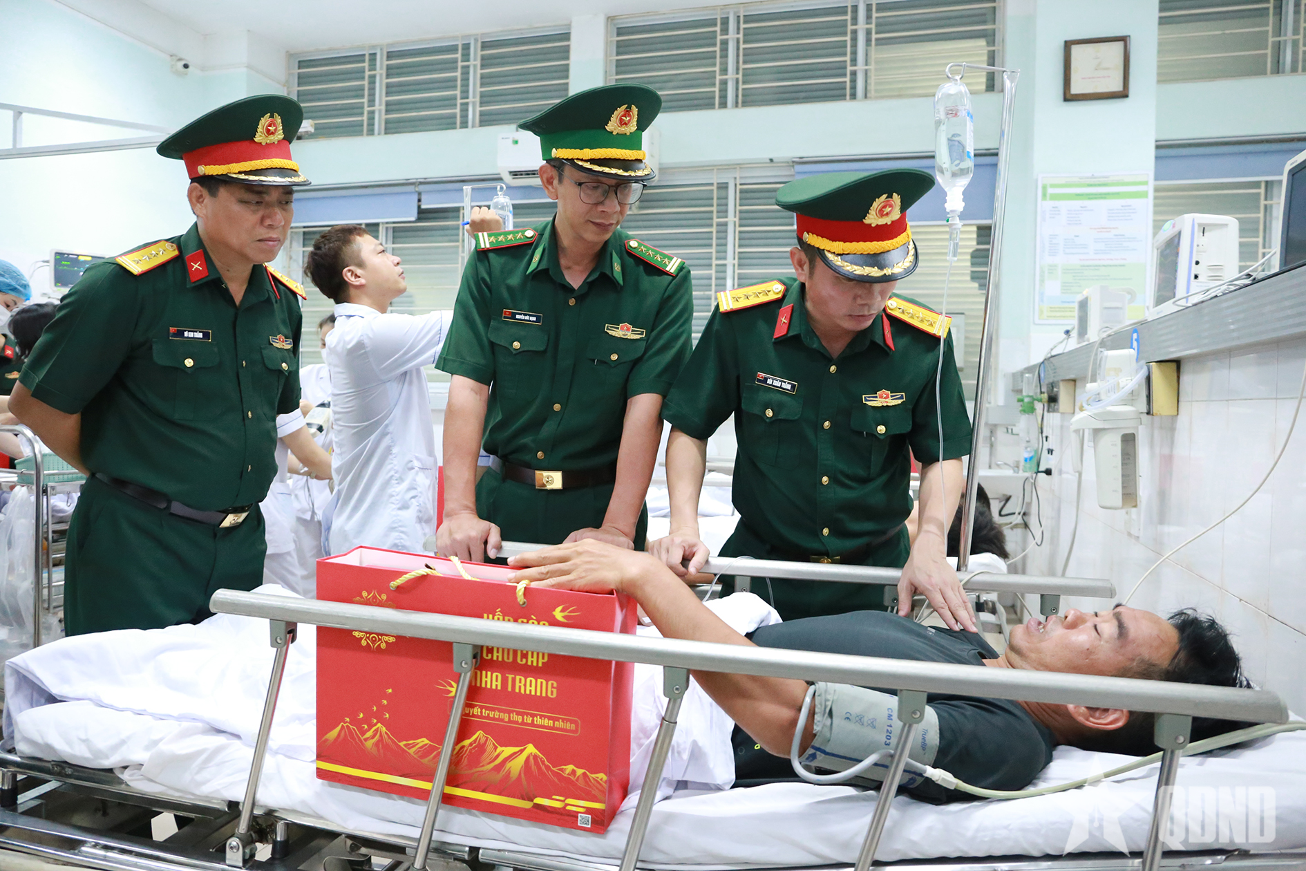 Bàn giao các thuyền viên tàu cá gặp nạn trên vùng biển Bạch Long Vĩ