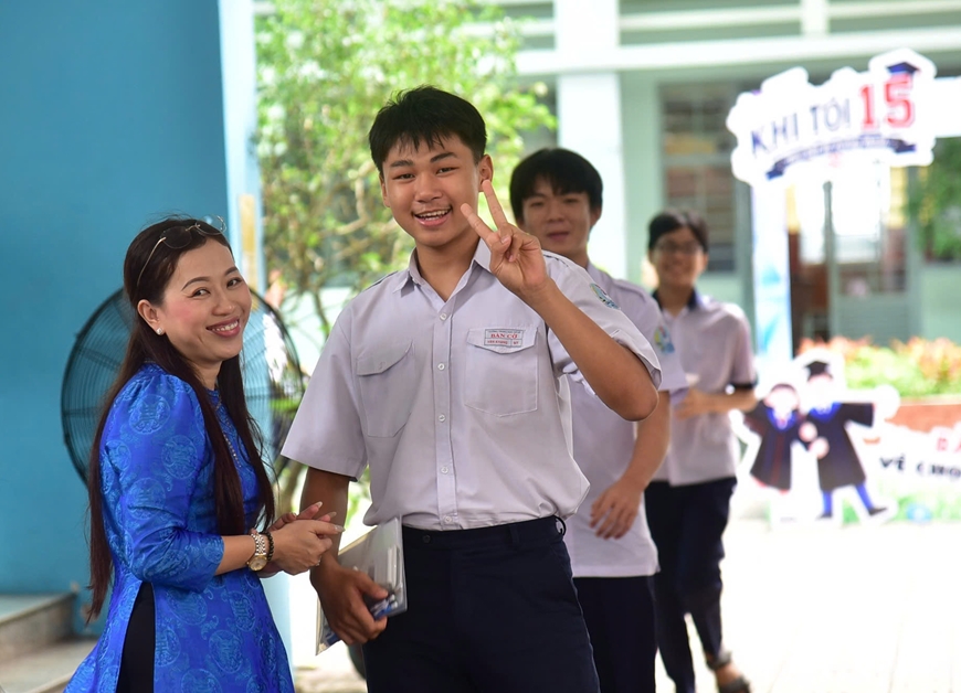 Học sinh thi v&agrave;o lớp 10 tại TP Hồ Ch&iacute; Minh: Đề To&aacute;n năm nay dễ hơn, c&acirc;u hỏi ở phần cuối c&oacute; t&iacute;nh ph&acirc;n h&oacute;a mạnh