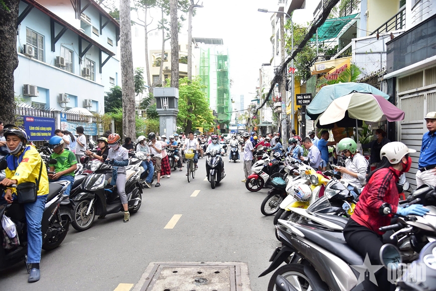 Học sinh thi v&agrave;o lớp 10 tại TP Hồ Ch&iacute; Minh: Đề To&aacute;n năm nay dễ hơn, c&acirc;u hỏi ở phần cuối c&oacute; t&iacute;nh ph&acirc;n h&oacute;a mạnh