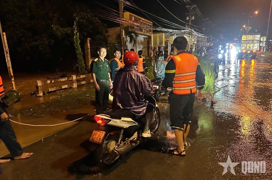 Lực lượng vũ trang TP Đồng Nai t&iacute;ch cực hỗ trợ người d&acirc;n trong đ&ecirc;m mưa lớn