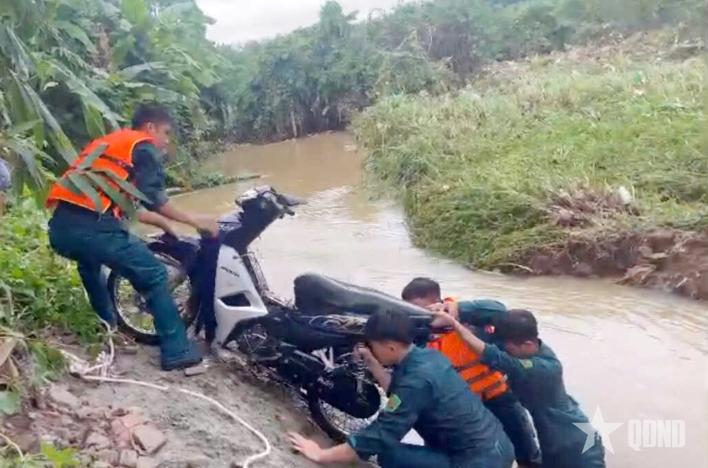 Lực lượng vũ trang TP Đồng Nai tích cực hỗ trợ người dân trong đêm mưa lớn

