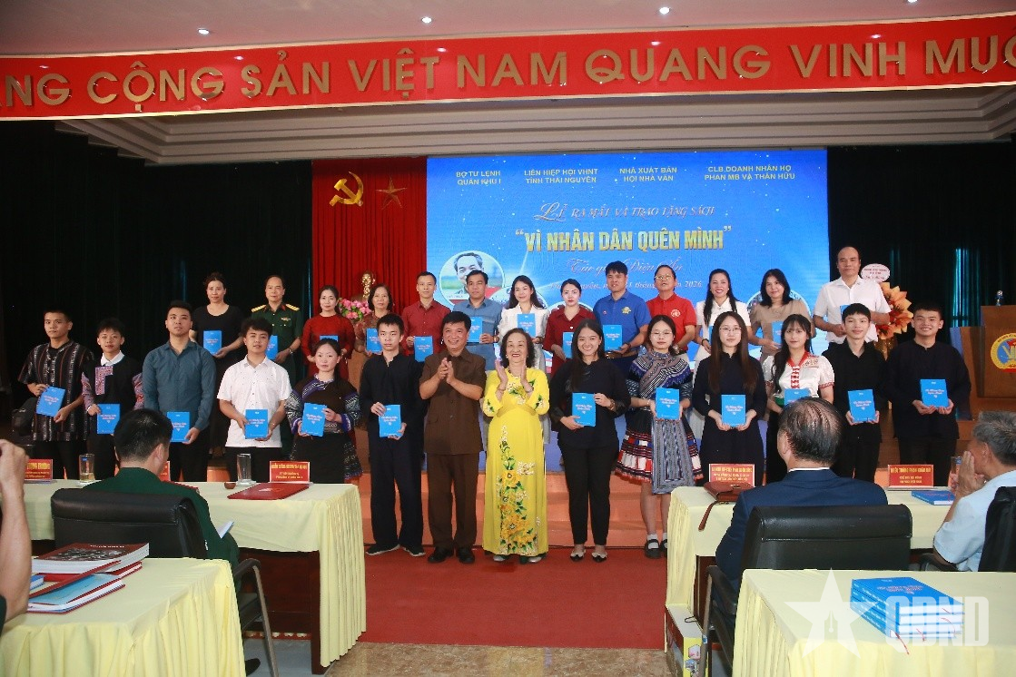 Ra mắt sách “Vì nhân dân quên mình”