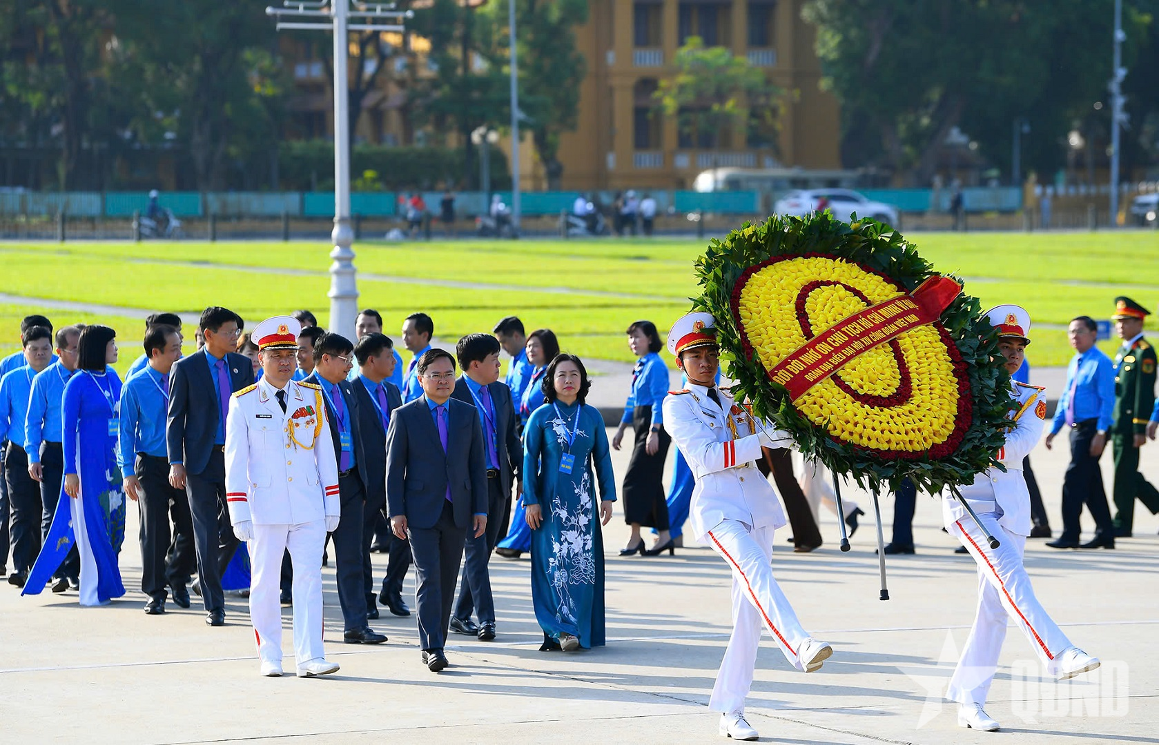 Đoàn đại biểu dự Đại hội XIV Công đoàn Việt Nam vào Lăng viếng Chủ tịch Hồ Chí Minh