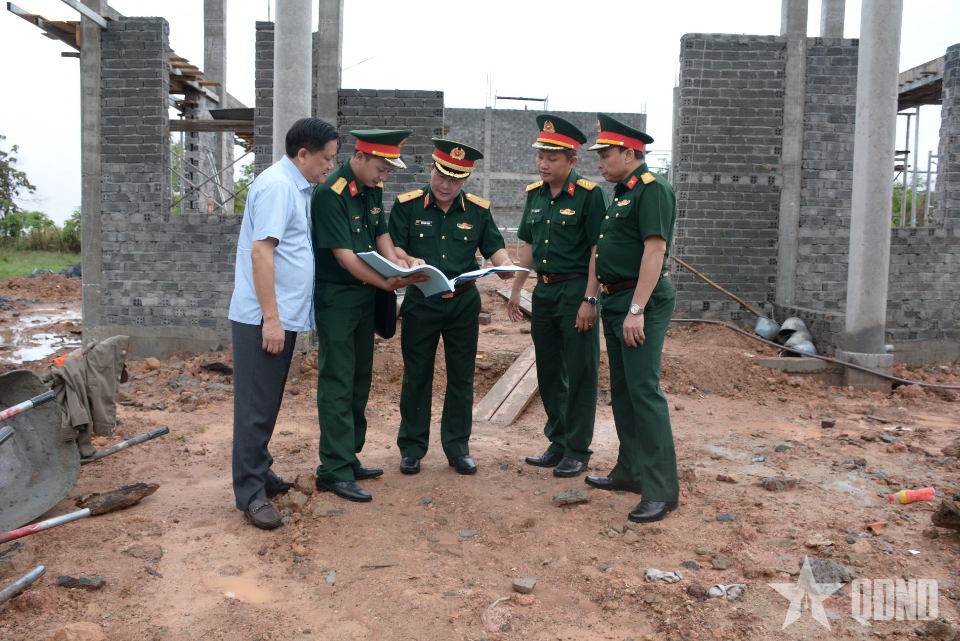Quân khu 5 kiểm tra tiến độ thi công xây dựng nhà cộng đồng tại Đắk Lắk