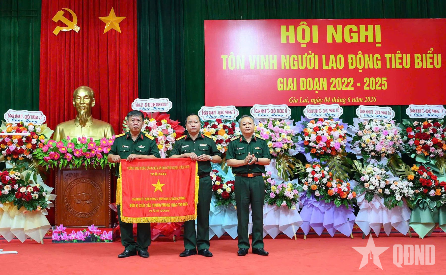 Đoàn Kinh tế - Quốc phòng 72 (Binh đoàn 15) đón nhận Cờ thi đua của Chính phủ
