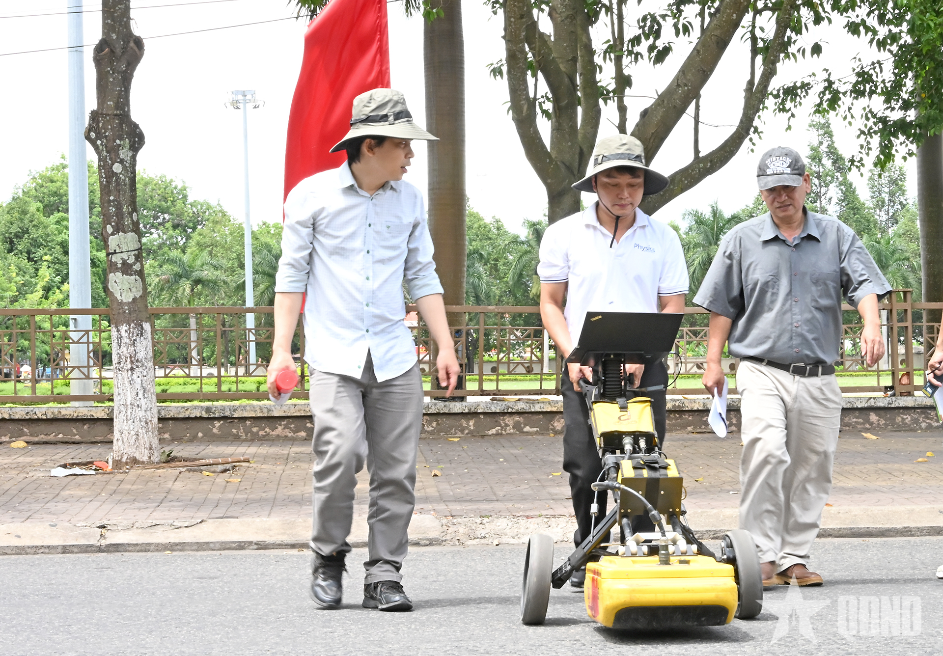 Quảng Ngãi: Dùng radar xuyên đất để dò tìm hài cốt liệt sĩ