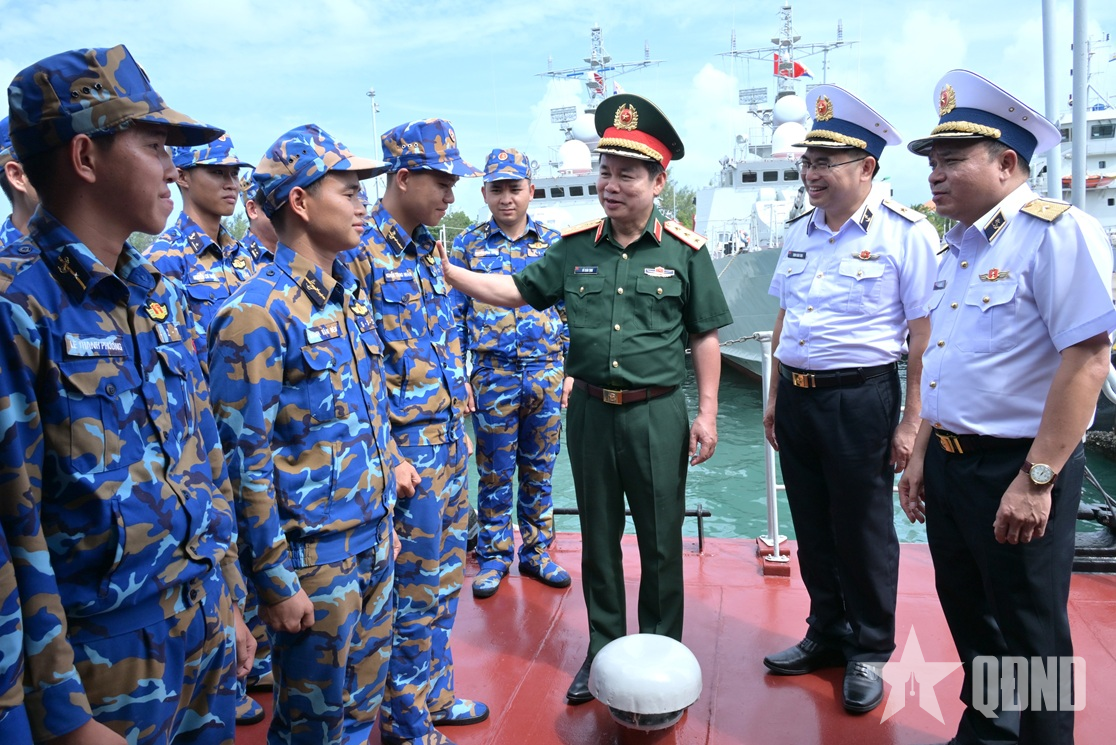 Thượng tướng Đỗ Xuân Tụng kiểm tra, nắm tình hình tại Vùng 5 Hải quân