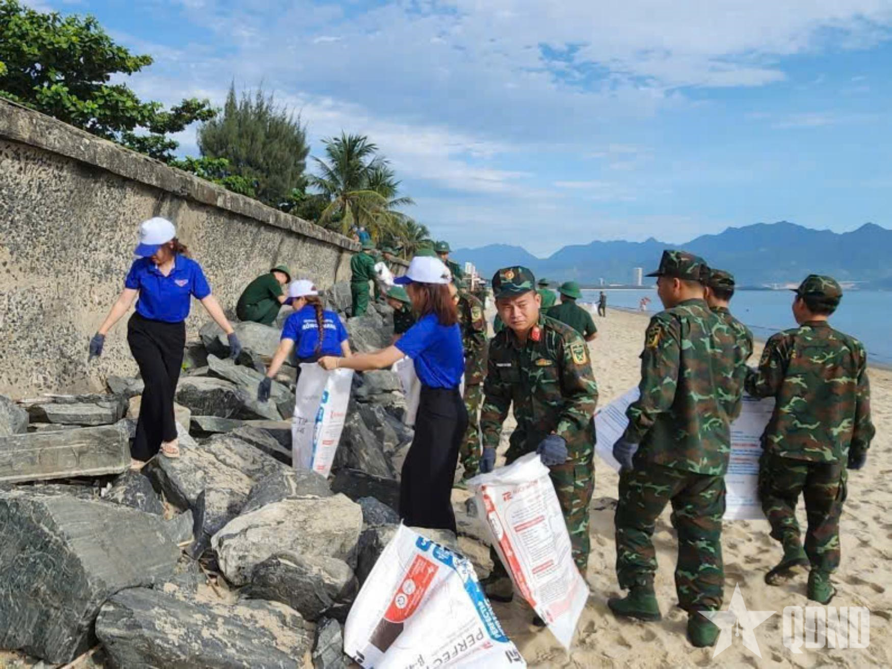 Đà Nẵng: Hơn 300 cán bộ, chiến sĩ, đoàn viên, thanh niên các đơn vị ra quân vệ sinh bờ biển