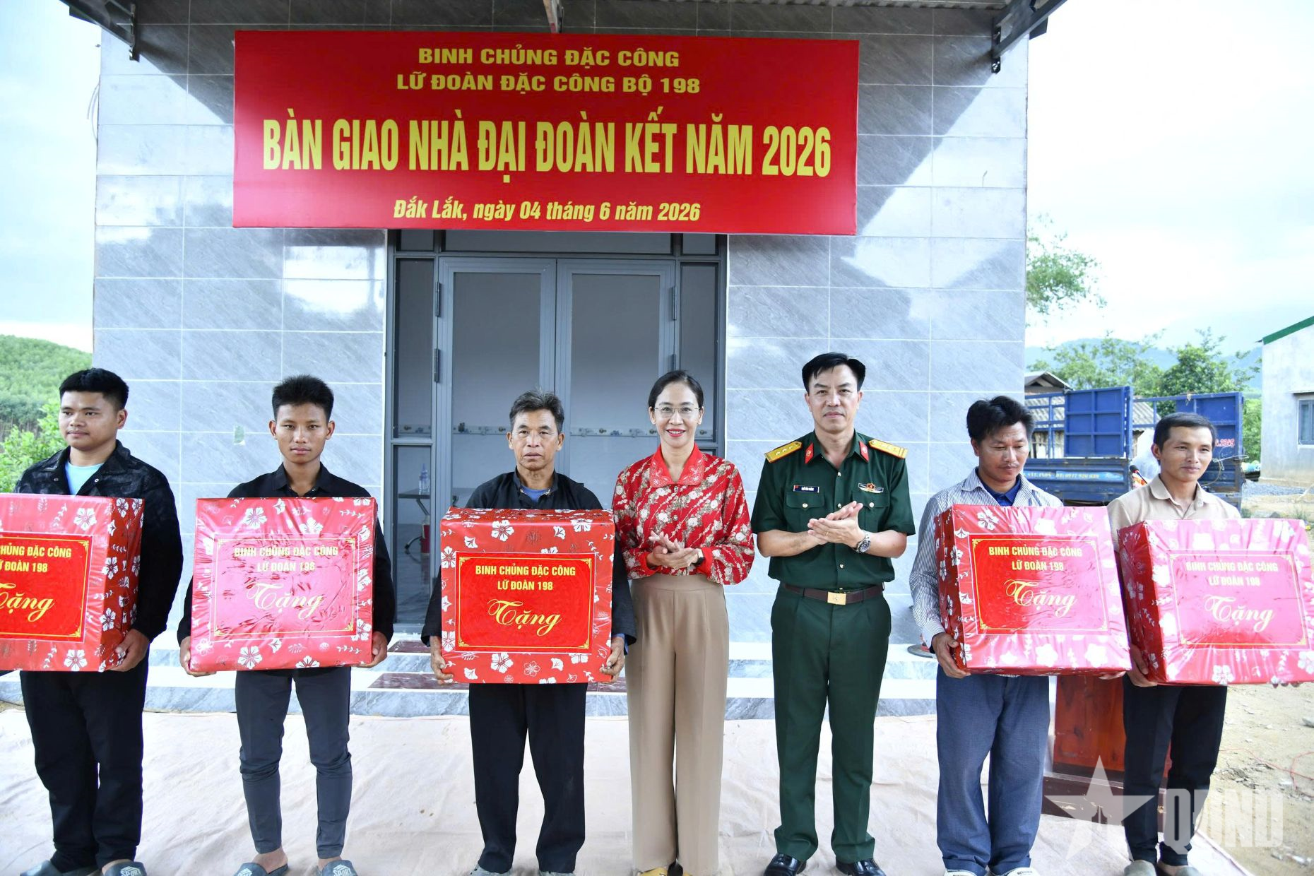 Lữ đoàn Đặc công bộ 198 bàn giao 5 căn nhà Đại đoàn kết tặng các hộ dân có hoàn cảnh khó khăn