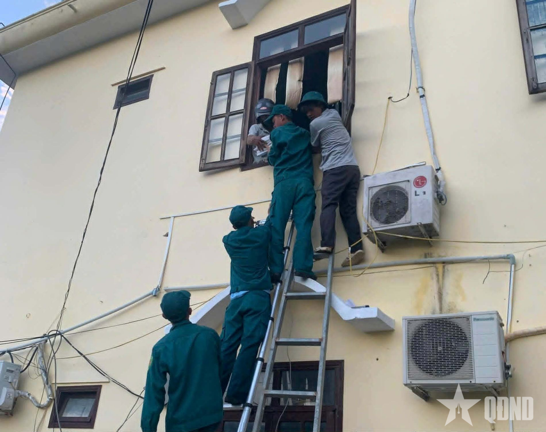 Đà Nẵng: Ban CHQS xã Thượng Đức kịp thời khống chế, dập tắt đám cháy tại trụ sở xã