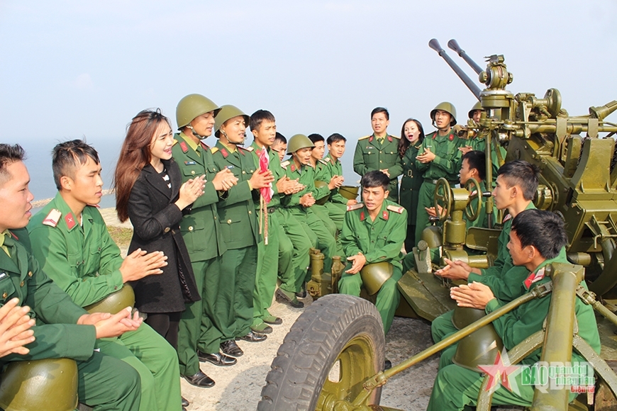 Nguy cơ từ văn nghệ sĩ suy thoái tư tưởng: Không chỉ là chuyện cái tôi, cái ta! - Bài 2: Trên đầu ngọn bút phải là nhân dân và Tổ quốc
