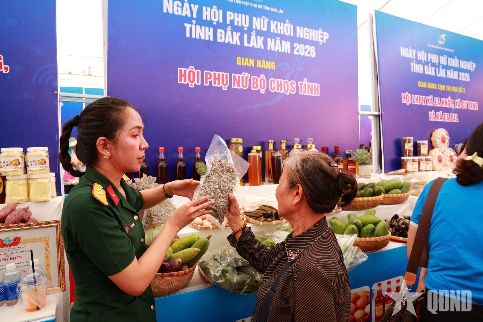 Ấn tượng gian hàng “khởi nghiệp” của chị em phụ nữ Bộ CHQS tỉnh Đắk Lắk