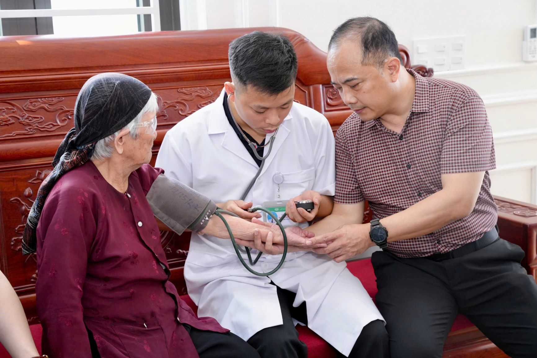 Thanh Hóa: Hơn 1.000 người dân được khám và sàng lọc bệnh miễn phí