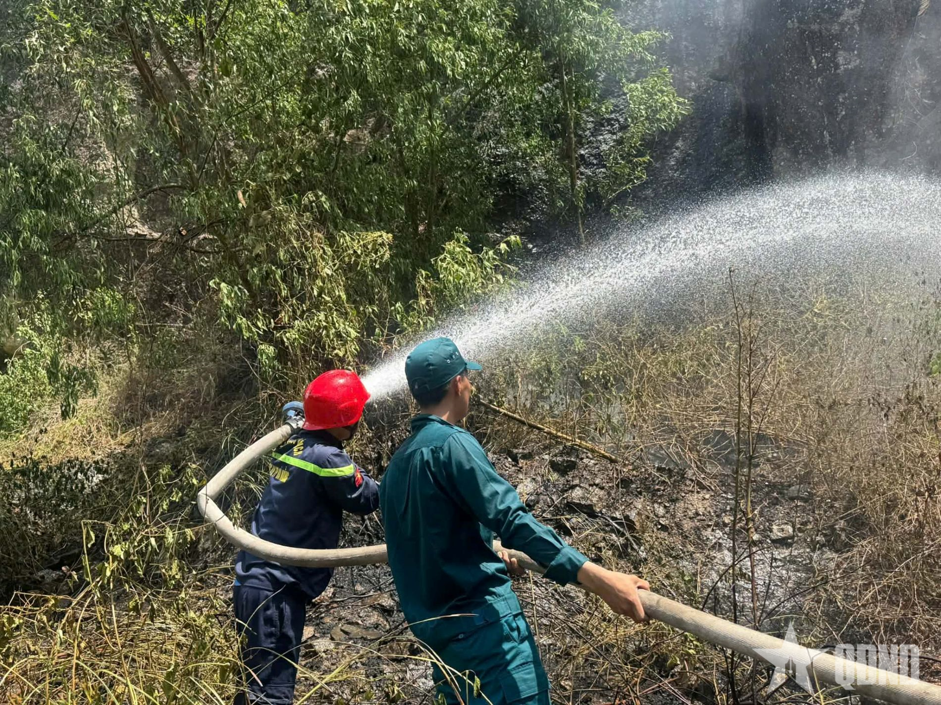 Đà Nẵng dập tắt đám cháy nguy hiểm, ngăn lửa lan vào rừng


