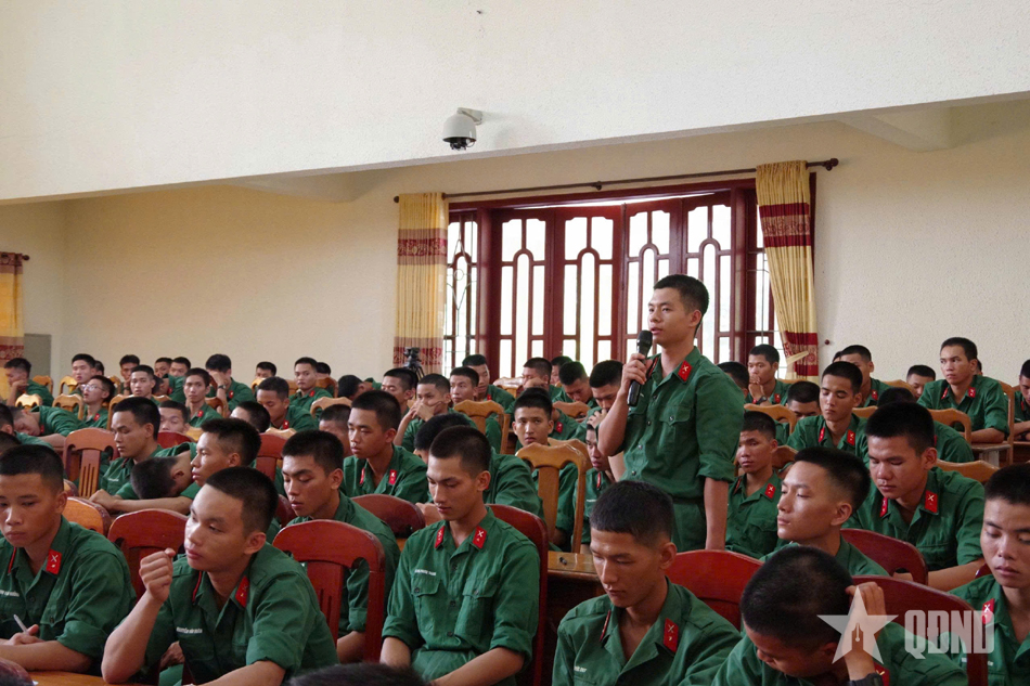 Tư lệnh Quân đoàn 12 đối thoại dân chủ với cán bộ, chiến sĩ Lữ đoàn 368