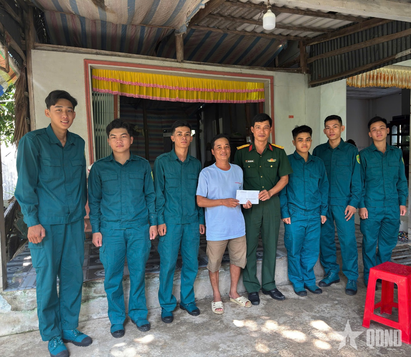 Cà Mau: Trao quà hỗ trợ dân quân có hoàn cảnh khó khăn