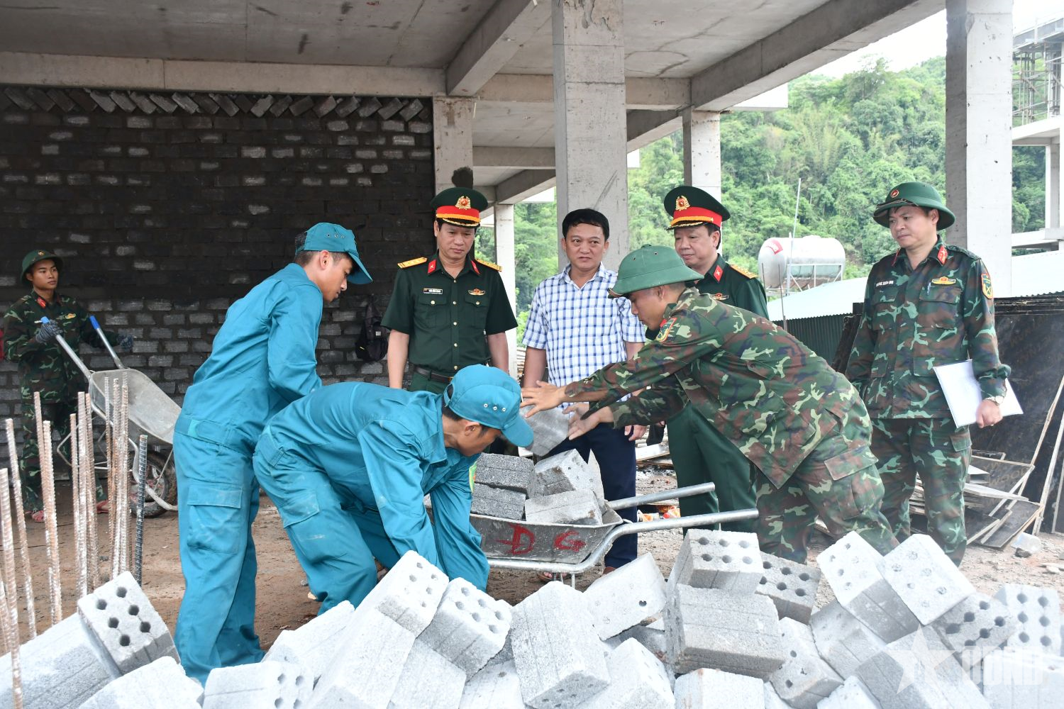 Bộ đội, dân quân chung sức xây dựng trường học nơi biên giới
