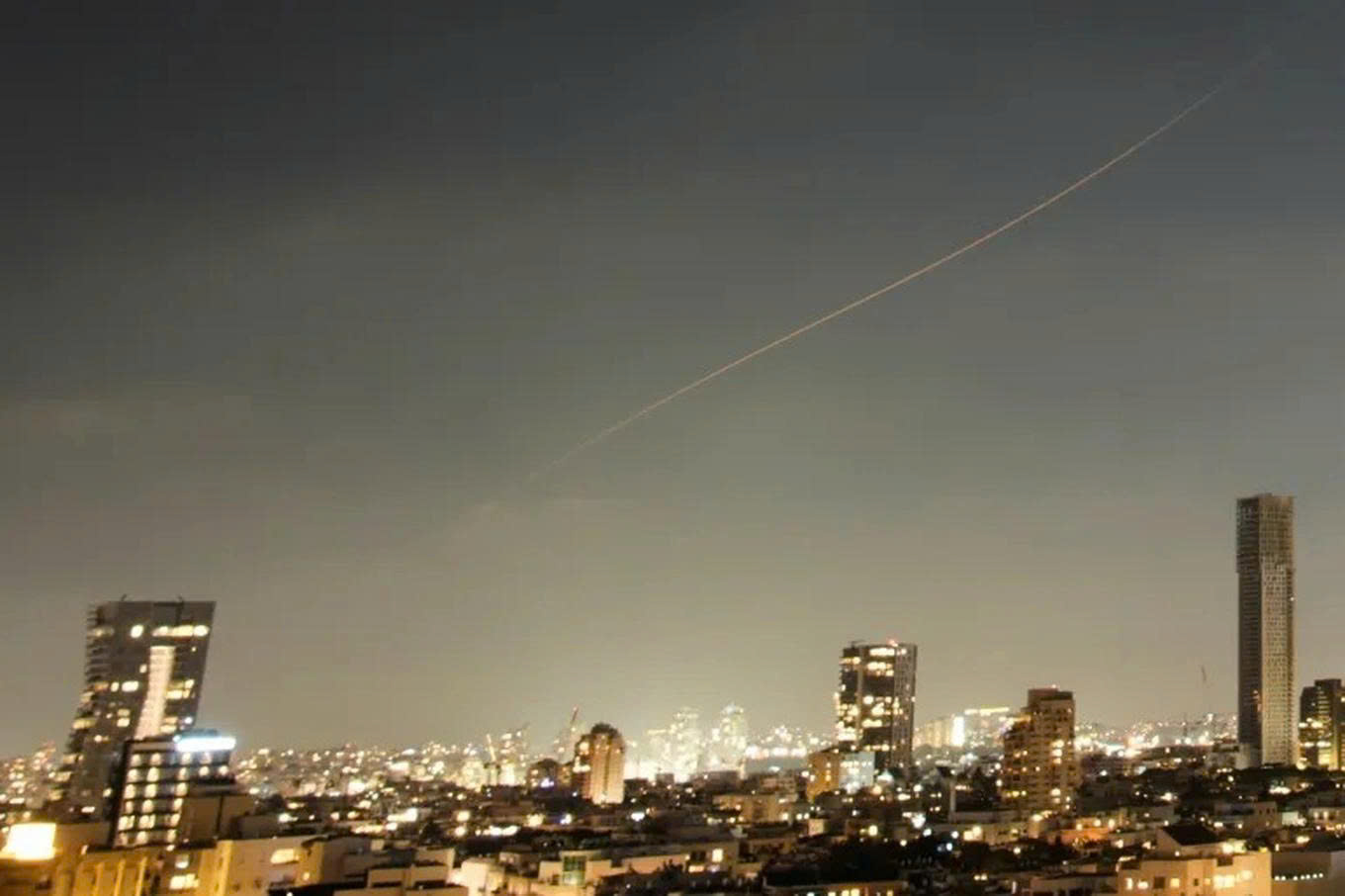 Iran phóng tên lửa về phía Israel

