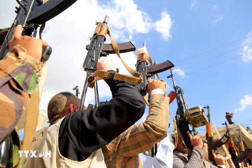 Lực lượng Houthi và Hezbollah tấn công Israel

