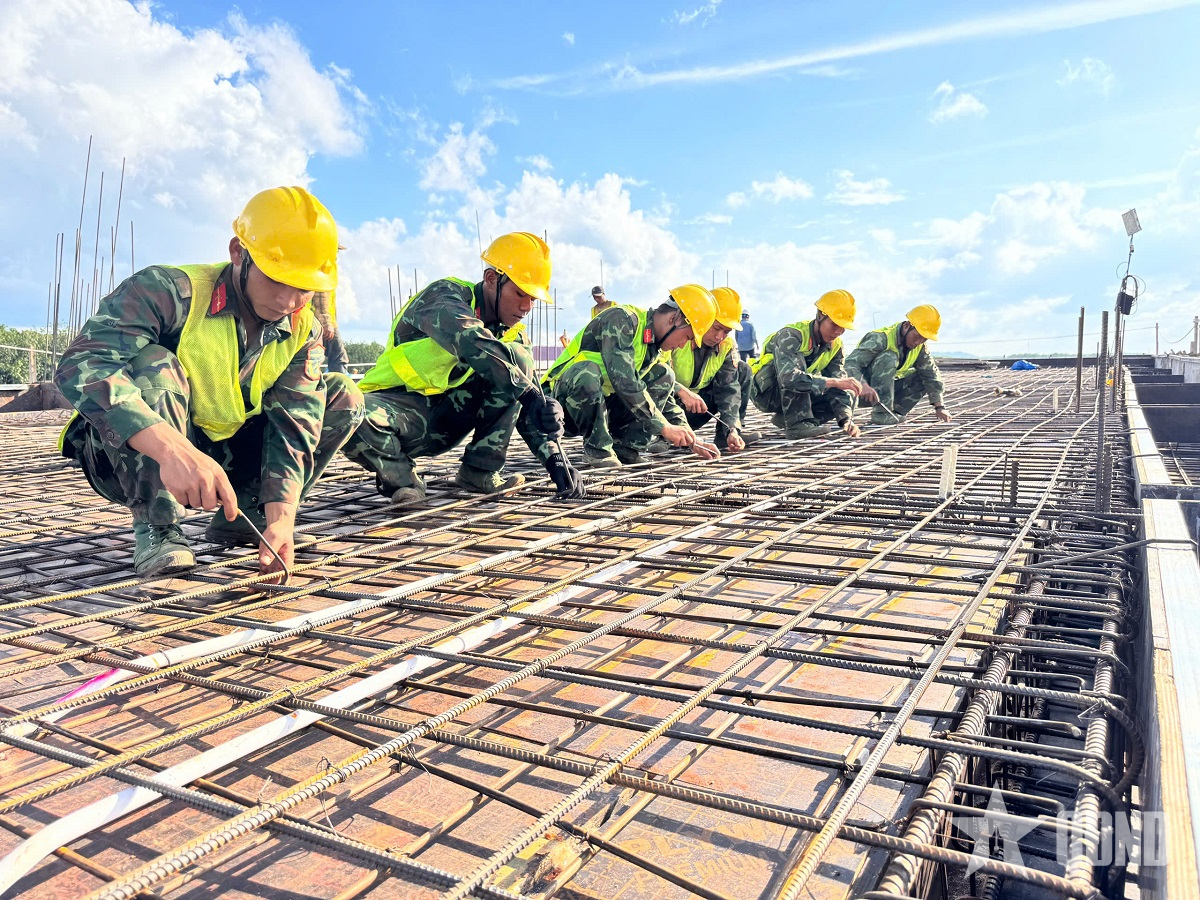 Giúp dân xây trường nơi biên giới