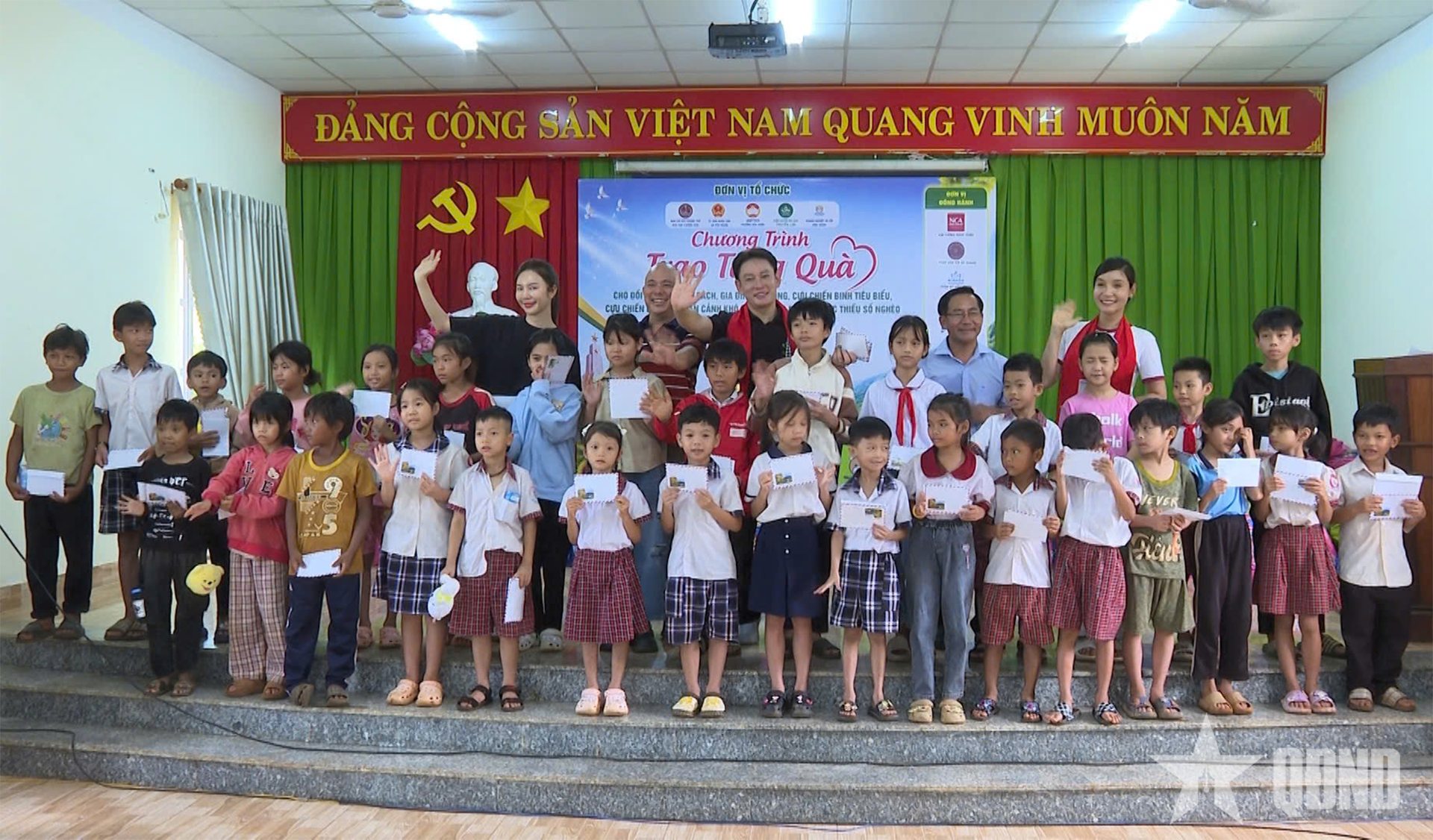 Tặng quà cho đối tượng chính sách tại vùng biên giới Đồng Nai