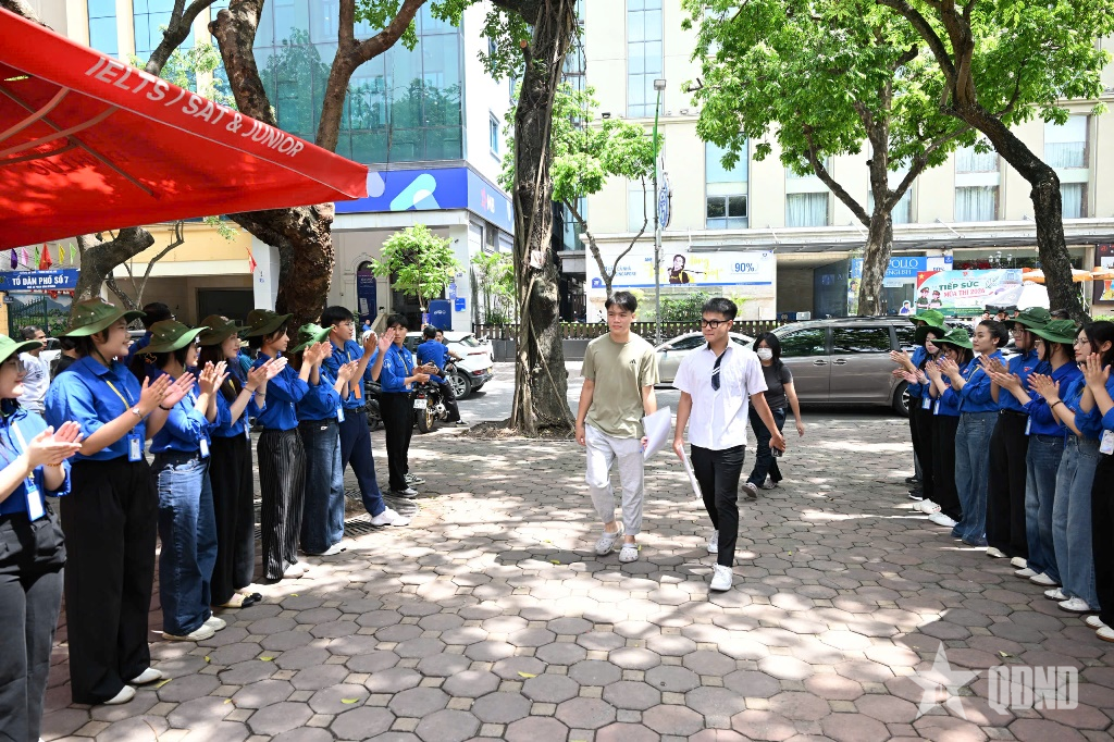 Thí sinh bắt đầu làm thủ tục dự thi tốt nghiệp THPT 2026

