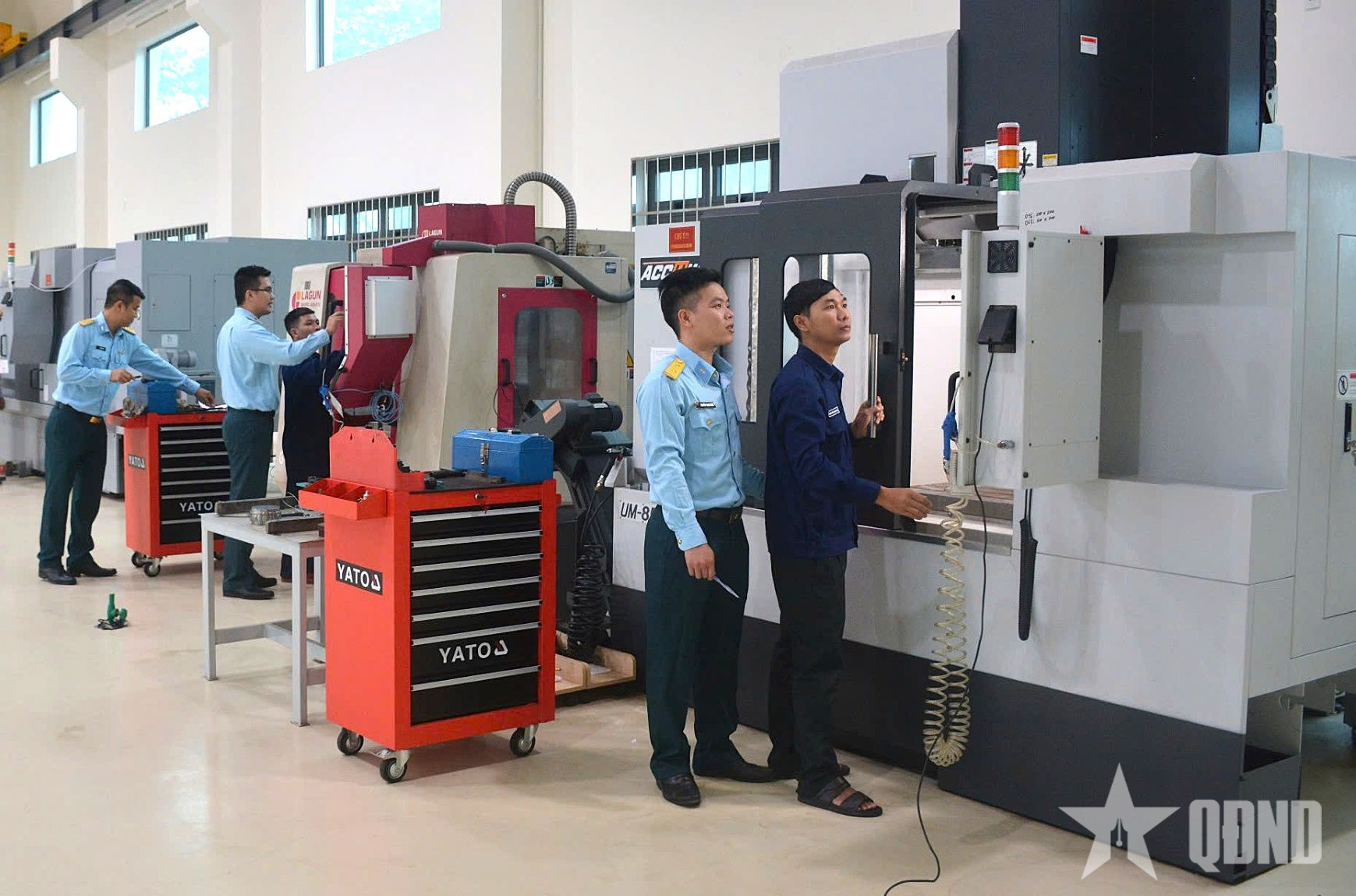 Khắc phục khó khăn, lao động sáng tạo, làm chủ khoa học